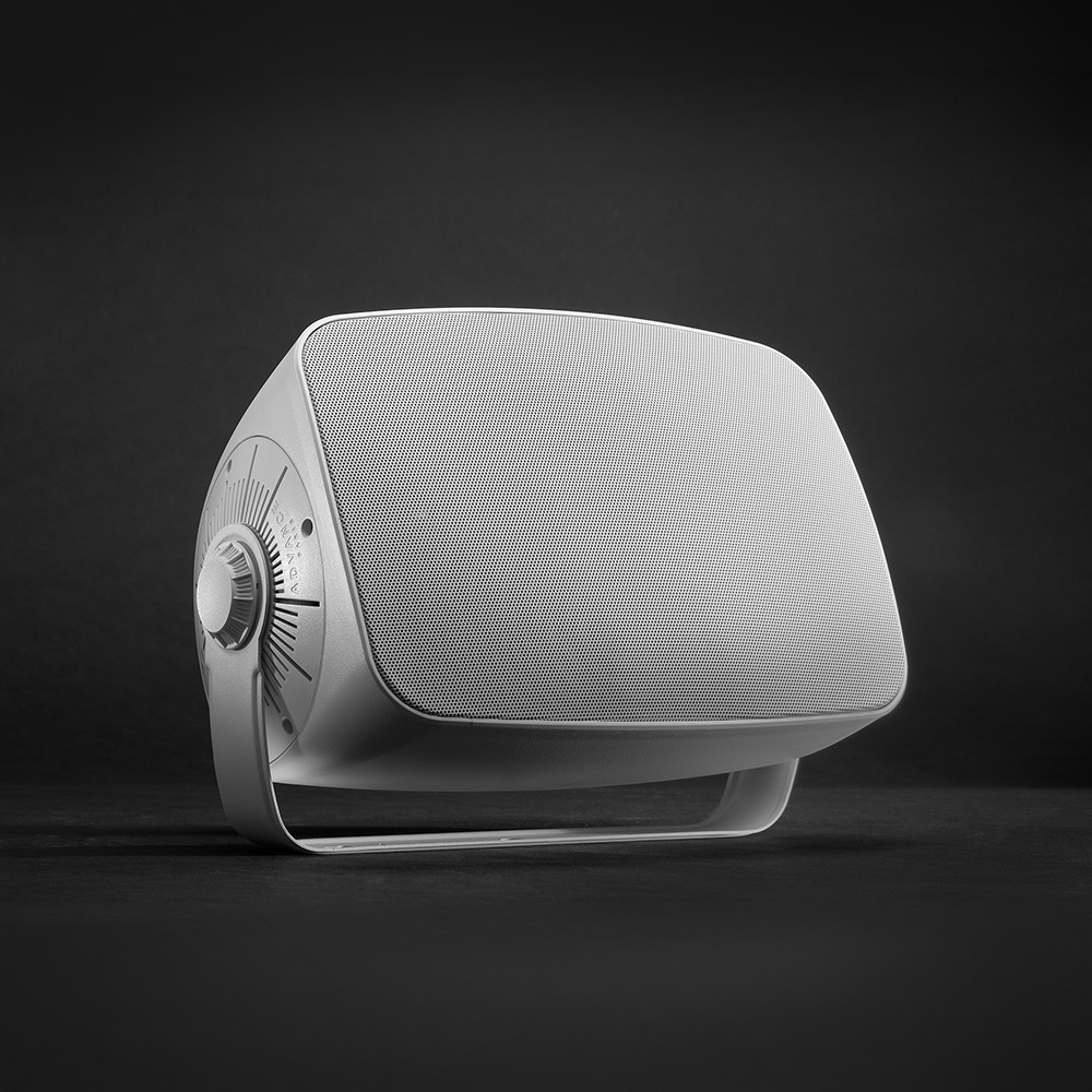 A_SP6T_White_Beautyshot_3_4_Horizontal.webp